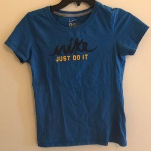 Nike women’s top